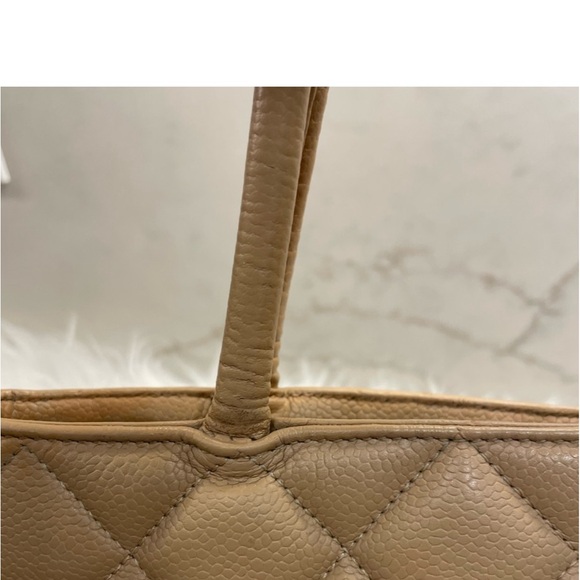 Chanel Medallion Caviar leather quilted purse - Picture 8 of 15
